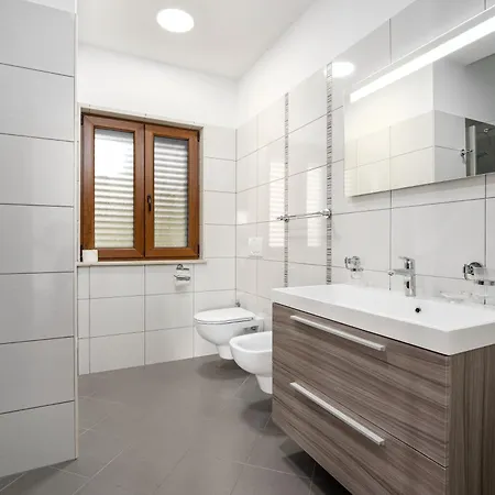 Genia I Вілла *