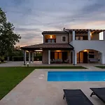 Genia I Villa *